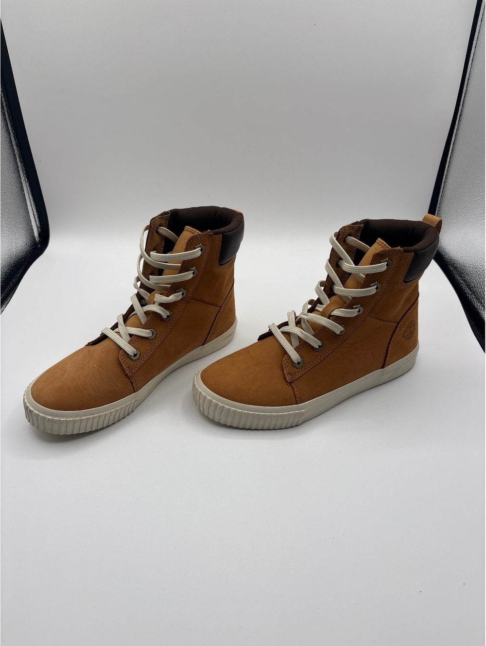Timberland Boots Women's 7 Casual Lace-Up High Top Sneakers in Caramel